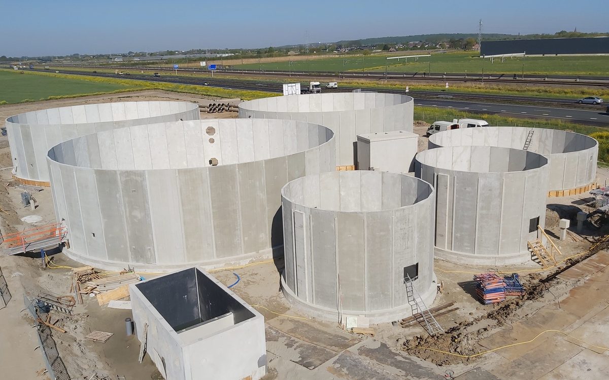 Luchtfoto RWZI Dodewaard met Nereda-installatie